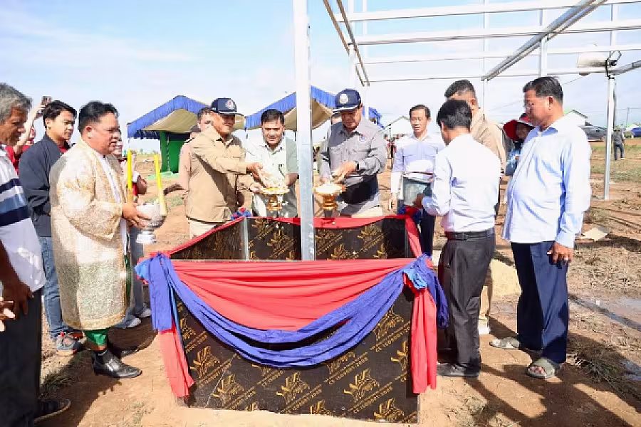 ឯកឧត្តម គន់ គីម អញ្ជើញក្នុងពិធីបញ្ចុះបឋមសិលាសាងសង់ផ្ទះបណ្តោះអាសន្នជំហានទី២ សម្រាប់ពលរដ្ឋភៀសសឹក ខេត្តឧត្តរមានជ័យ