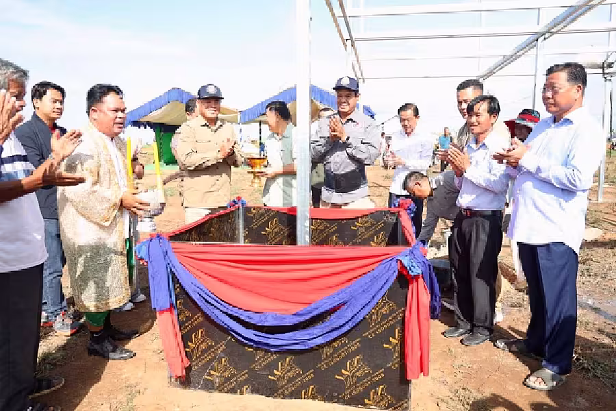 ឯកឧត្តម គន់ គីម អញ្ជើញក្នុងពិធីបញ្ចុះបឋមសិលាសាងសង់ផ្ទះបណ្តោះអាសន្នជំហានទី២ សម្រាប់ពលរដ្ឋភៀសសឹក ខេត្តឧត្តរមានជ័យ - Image 2