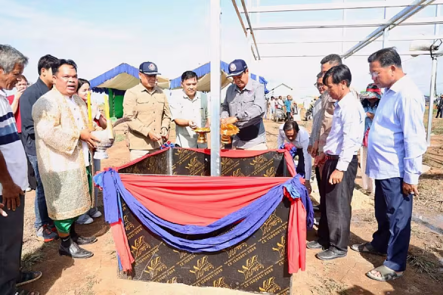 ឯកឧត្តម គន់ គីម អញ្ជើញក្នុងពិធីបញ្ចុះបឋមសិលាសាងសង់ផ្ទះបណ្តោះអាសន្នជំហានទី២ សម្រាប់ពលរដ្ឋភៀសសឹក ខេត្តឧត្តរមានជ័យ - Image 3