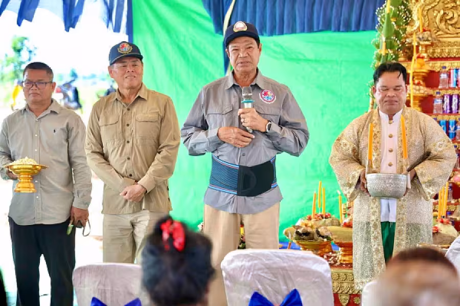 ឯកឧត្តម គន់ គីម អញ្ជើញក្នុងពិធីបញ្ចុះបឋមសិលាសាងសង់ផ្ទះបណ្តោះអាសន្នជំហានទី២ សម្រាប់ពលរដ្ឋភៀសសឹក ខេត្តឧត្តរមានជ័យ - Image 4