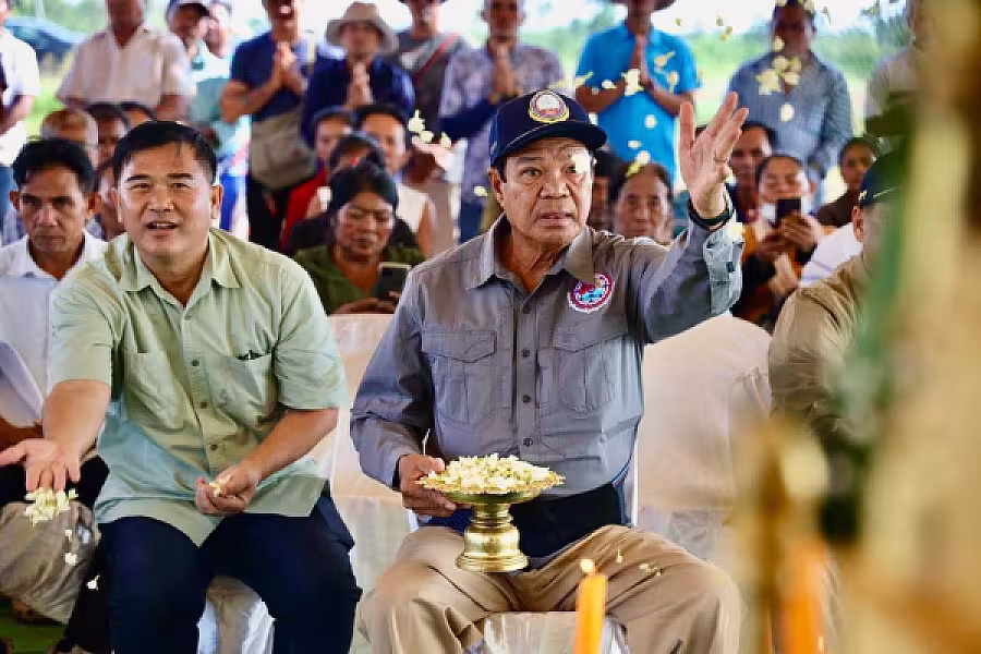 ឯកឧត្តម គន់ គីម អញ្ជើញក្នុងពិធីបញ្ចុះបឋមសិលាសាងសង់ផ្ទះបណ្តោះអាសន្នជំហានទី២ សម្រាប់ពលរដ្ឋភៀសសឹក ខេត្តឧត្តរមានជ័យ - Image 6