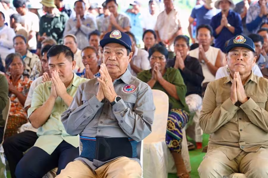 ឯកឧត្តម គន់ គីម អញ្ជើញក្នុងពិធីបញ្ចុះបឋមសិលាសាងសង់ផ្ទះបណ្តោះអាសន្នជំហានទី២ សម្រាប់ពលរដ្ឋភៀសសឹក ខេត្តឧត្តរមានជ័យ - Image 8