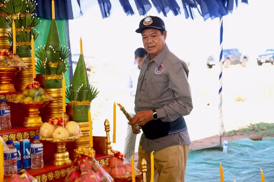 ឯកឧត្តម គន់ គីម អញ្ជើញក្នុងពិធីបញ្ចុះបឋមសិលាសាងសង់ផ្ទះបណ្តោះអាសន្នជំហានទី២ សម្រាប់ពលរដ្ឋភៀសសឹក ខេត្តឧត្តរមានជ័យ - Image 11