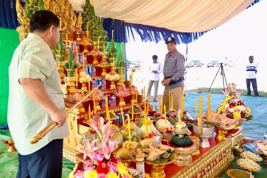 ឯកឧត្តម គន់ គីម អញ្ជើញក្នុងពិធីបញ្ចុះបឋមសិលាសាងសង់ផ្ទះបណ្តោះអាសន្នជំហានទី២ សម្រាប់ពលរដ្ឋភៀសសឹក ខេត្តឧត្តរមានជ័យ - Image 12