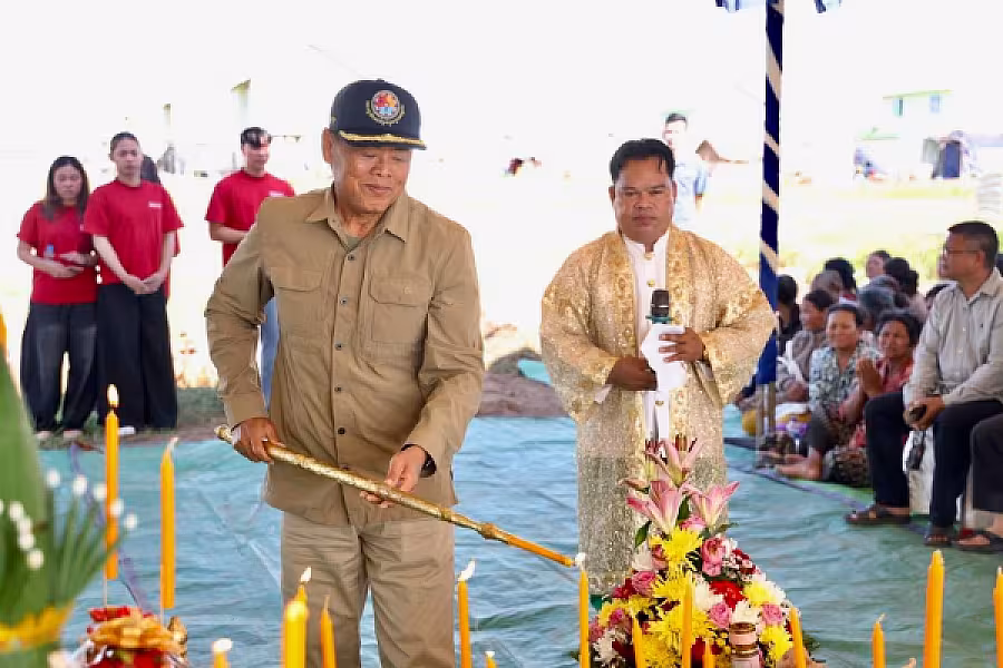ឯកឧត្តម គន់ គីម អញ្ជើញក្នុងពិធីបញ្ចុះបឋមសិលាសាងសង់ផ្ទះបណ្តោះអាសន្នជំហានទី២ សម្រាប់ពលរដ្ឋភៀសសឹក ខេត្តឧត្តរមានជ័យ - Image 13