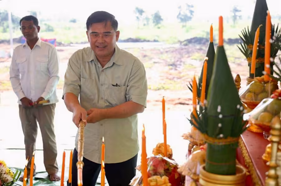 ឯកឧត្តម គន់ គីម អញ្ជើញក្នុងពិធីបញ្ចុះបឋមសិលាសាងសង់ផ្ទះបណ្តោះអាសន្នជំហានទី២ សម្រាប់ពលរដ្ឋភៀសសឹក ខេត្តឧត្តរមានជ័យ - Image 14