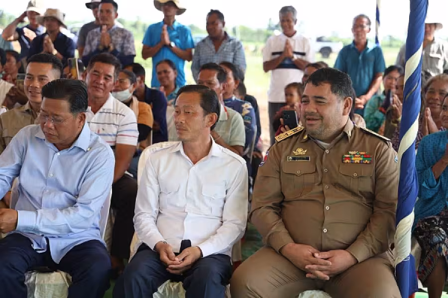 ឯកឧត្តម គន់ គីម អញ្ជើញក្នុងពិធីបញ្ចុះបឋមសិលាសាងសង់ផ្ទះបណ្តោះអាសន្នជំហានទី២ សម្រាប់ពលរដ្ឋភៀសសឹក ខេត្តឧត្តរមានជ័យ - Image 15