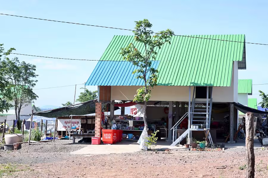 ឯកឧត្តម គន់ គីម អញ្ជើញក្នុងពិធីបញ្ចុះបឋមសិលាសាងសង់ផ្ទះបណ្តោះអាសន្នជំហានទី២ សម្រាប់ពលរដ្ឋភៀសសឹក ខេត្តឧត្តរមានជ័យ - Image 18