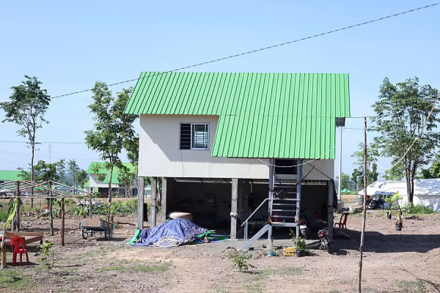 ឯកឧត្តម គន់ គីម អញ្ជើញក្នុងពិធីបញ្ចុះបឋមសិលាសាងសង់ផ្ទះបណ្តោះអាសន្នជំហានទី២ សម្រាប់ពលរដ្ឋភៀសសឹក ខេត្តឧត្តរមានជ័យ - Image 19