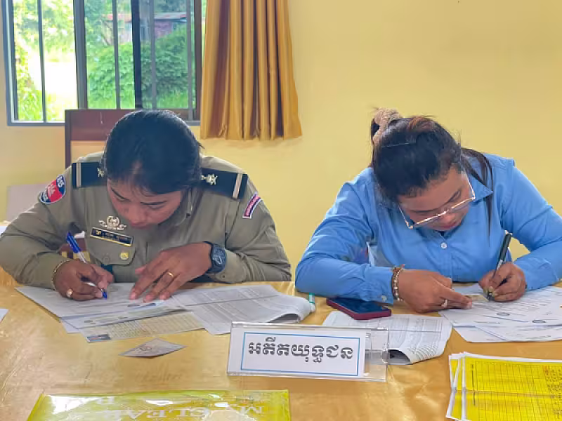 ប្រធាន អ.ន.ក. ស្រុកសង្កែ ពិនិត្យមើលការធ្វើបច្ចុប្បន្នភាពសមាជិក អ.ន.ក.ឃុំអន្លង់វិល - Image 3