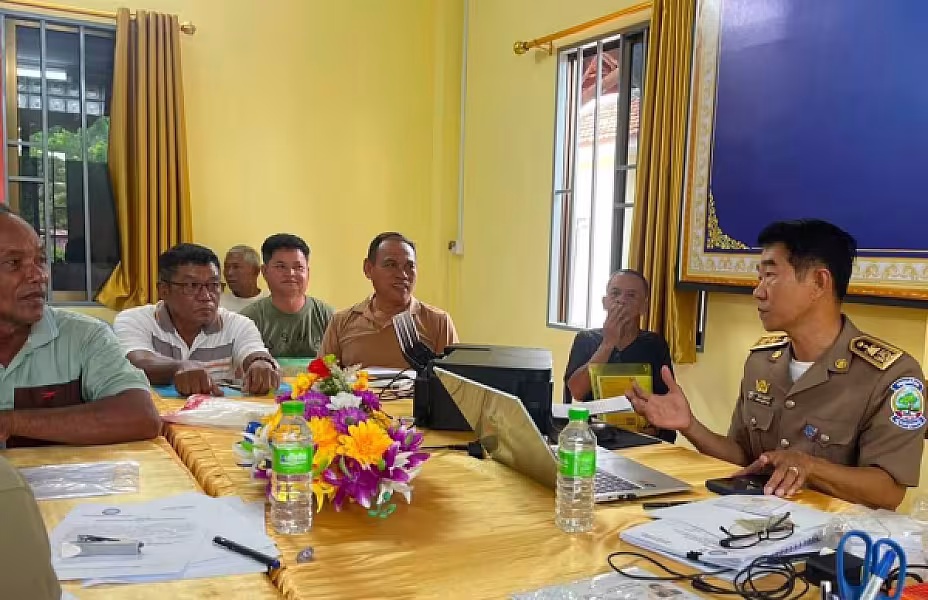 ប្រធាន អ.ន.ក. ស្រុកសង្កែ ពិនិត្យមើលការធ្វើបច្ចុប្បន្នភាពសមាជិក អ.ន.ក.ឃុំអន្លង់វិល - Image 4