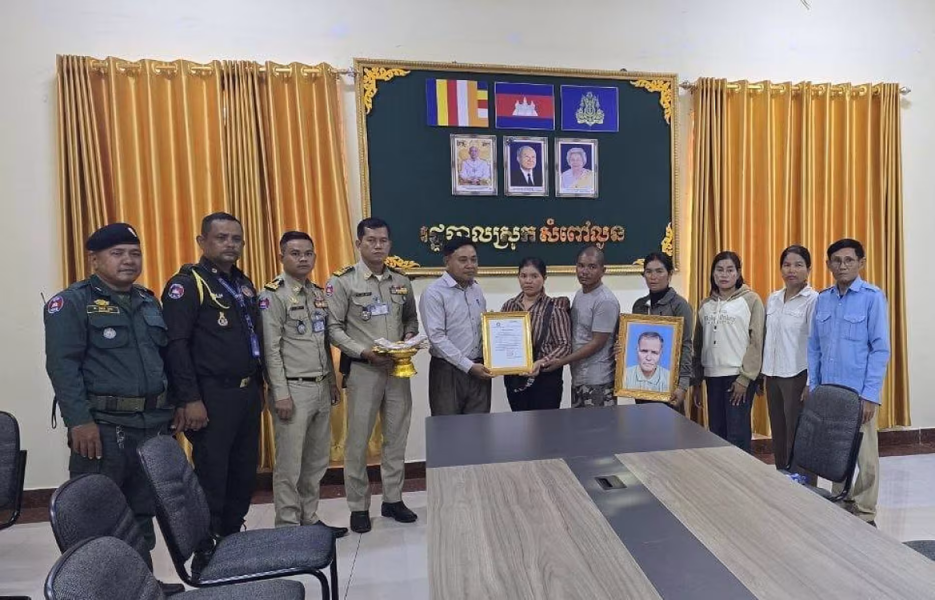 អ.ន.ក.ស្រុកសំពៅលូន នាំយកថវិកាមរណសង្គ្រោះជូនគ្រួសារសមាជិក