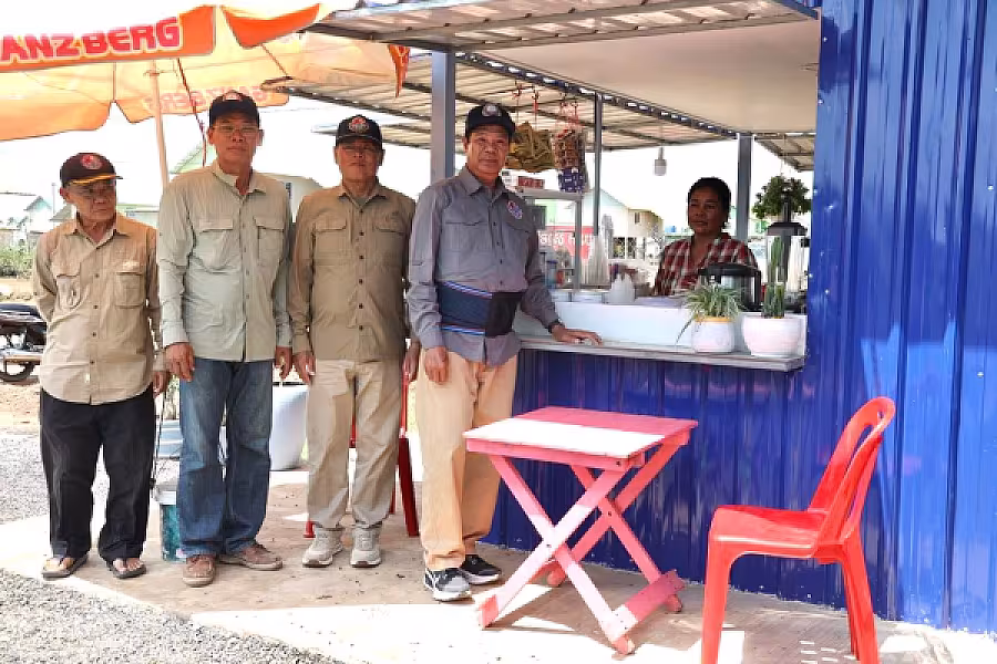 ឯកឧត្តម គន់ គីម អញ្ជើញចុះសួរសុខទុក្ខ និងត្រួតពិនិត្យស្ថានភាពជីវភាពរស់នៅបងប្អូនប្រជាពលរដ្ឋភៀសសឹករស់នៅភូមិរង់ចាំ  - Image 3