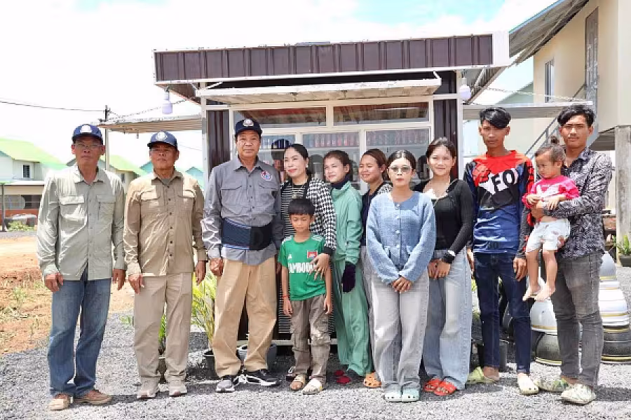 ឯកឧត្តម គន់ គីម អញ្ជើញចុះសួរសុខទុក្ខ និងត្រួតពិនិត្យស្ថានភាពជីវភាពរស់នៅបងប្អូនប្រជាពលរដ្ឋភៀសសឹករស់នៅភូមិរង់ចាំ  - Image 4