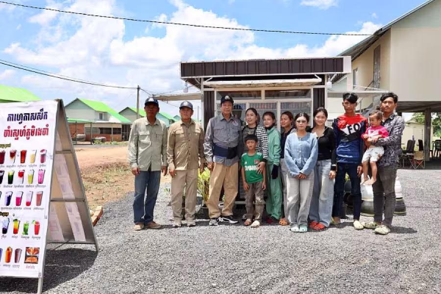 ឯកឧត្តម គន់ គីម អញ្ជើញចុះសួរសុខទុក្ខ និងត្រួតពិនិត្យស្ថានភាពជីវភាពរស់នៅបងប្អូនប្រជាពលរដ្ឋភៀសសឹករស់នៅភូមិរង់ចាំ  - Image 5