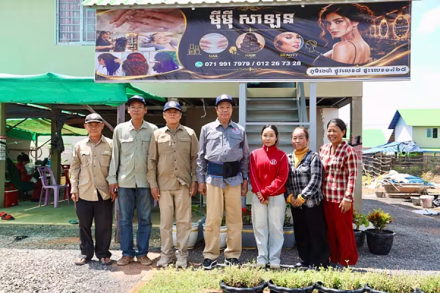 ឯកឧត្តម គន់ គីម អញ្ជើញចុះសួរសុខទុក្ខ និងត្រួតពិនិត្យស្ថានភាពជីវភាពរស់នៅបងប្អូនប្រជាពលរដ្ឋភៀសសឹករស់នៅភូមិរង់ចាំ  - Image 6