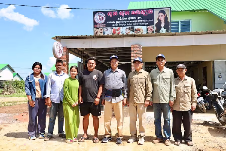ឯកឧត្តម គន់ គីម អញ្ជើញចុះសួរសុខទុក្ខ និងត្រួតពិនិត្យស្ថានភាពជីវភាពរស់នៅបងប្អូនប្រជាពលរដ្ឋភៀសសឹករស់នៅភូមិរង់ចាំ  - Image 12