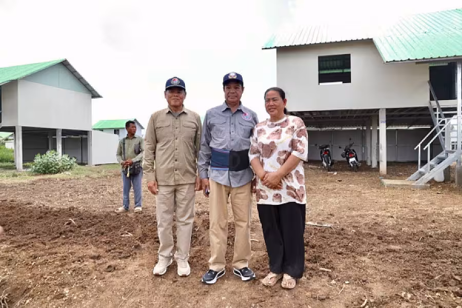 ឯកឧត្តម គន់ គីម អញ្ជើញចុះសួរសុខទុក្ខ និងត្រួតពិនិត្យស្ថានភាពជីវភាពរស់នៅបងប្អូនប្រជាពលរដ្ឋភៀសសឹករស់នៅភូមិរង់ចាំ  - Image 15