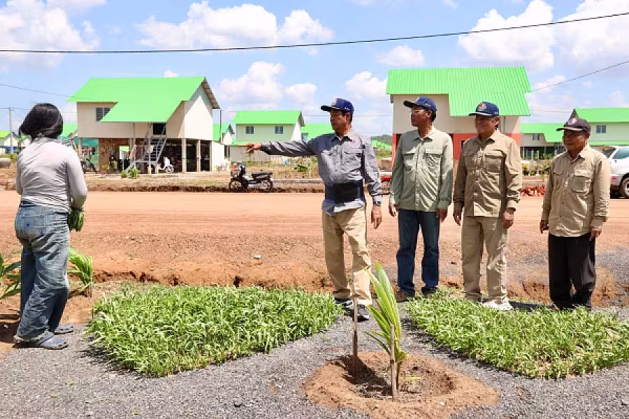 ឯកឧត្តម គន់ គីម អញ្ជើញចុះសួរសុខទុក្ខ និងត្រួតពិនិត្យស្ថានភាពជីវភាពរស់នៅបងប្អូនប្រជាពលរដ្ឋភៀសសឹករស់នៅភូមិរង់ចាំ  - Image 16