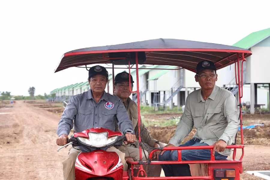 ឯកឧត្តម គន់ គីម អញ្ជើញចុះសួរសុខទុក្ខ និងត្រួតពិនិត្យស្ថានភាពជីវភាពរស់នៅបងប្អូនប្រជាពលរដ្ឋភៀសសឹករស់នៅភូមិរង់ចាំ  - Image 20