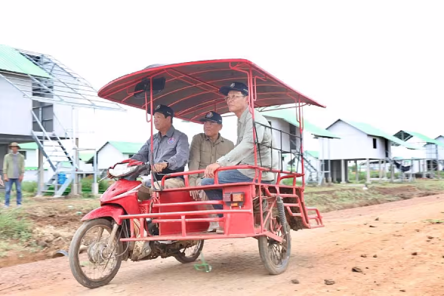 ឯកឧត្តម គន់ គីម អញ្ជើញចុះសួរសុខទុក្ខ និងត្រួតពិនិត្យស្ថានភាពជីវភាពរស់នៅបងប្អូនប្រជាពលរដ្ឋភៀសសឹករស់នៅភូមិរង់ចាំ  - Image 22