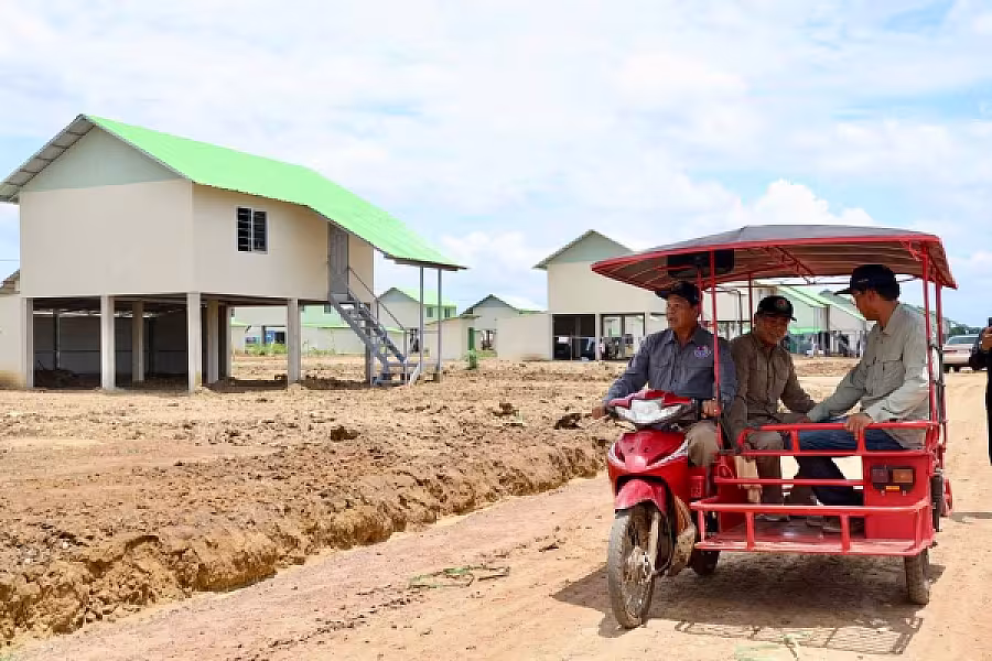 ឯកឧត្តម គន់ គីម អញ្ជើញចុះសួរសុខទុក្ខ និងត្រួតពិនិត្យស្ថានភាពជីវភាពរស់នៅបងប្អូនប្រជាពលរដ្ឋភៀសសឹករស់នៅភូមិរង់ចាំ  - Image 23