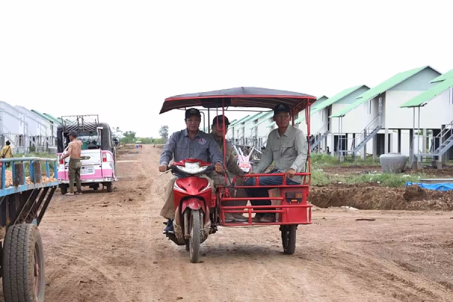 ឯកឧត្តម គន់ គីម អញ្ជើញចុះសួរសុខទុក្ខ និងត្រួតពិនិត្យស្ថានភាពជីវភាពរស់នៅបងប្អូនប្រជាពលរដ្ឋភៀសសឹករស់នៅភូមិរង់ចាំ  - Image 24