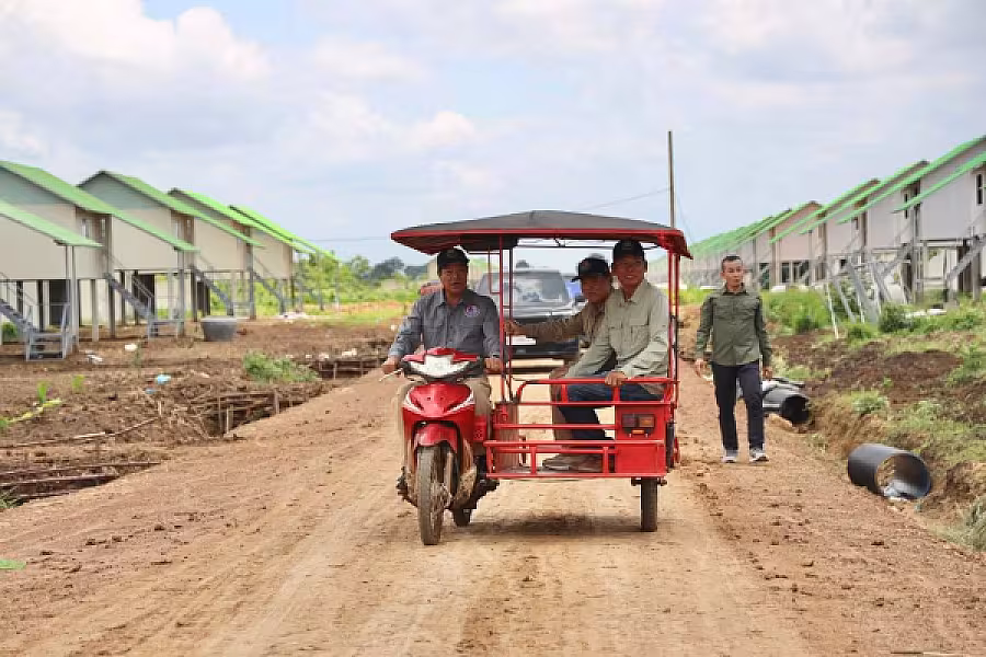 ឯកឧត្តម គន់ គីម អញ្ជើញចុះសួរសុខទុក្ខ និងត្រួតពិនិត្យស្ថានភាពជីវភាពរស់នៅបងប្អូនប្រជាពលរដ្ឋភៀសសឹករស់នៅភូមិរង់ចាំ  - Image 25
