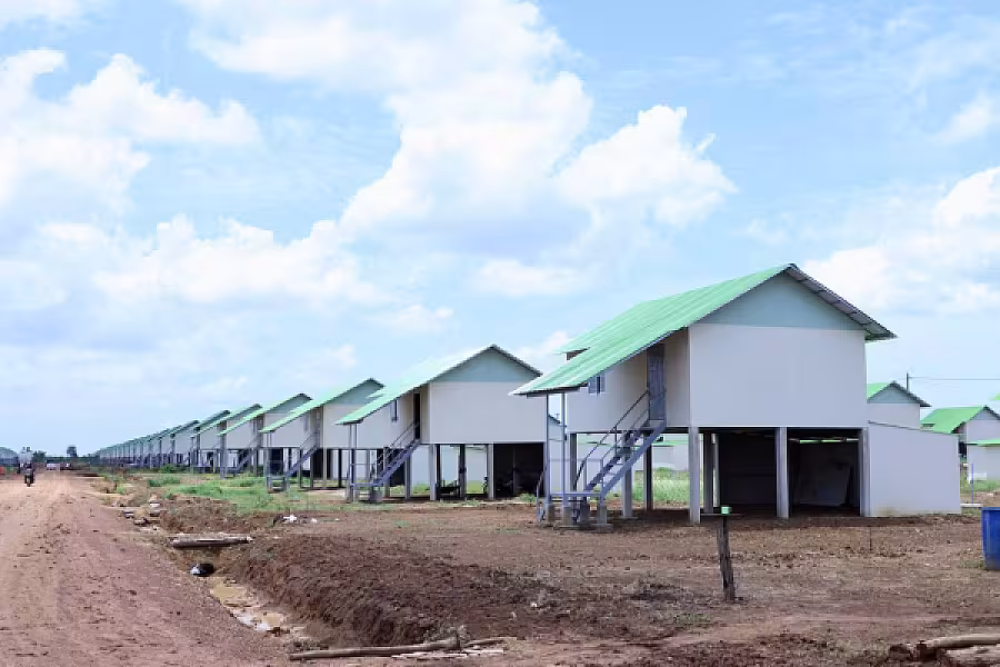 ឯកឧត្តម គន់ គីម អញ្ជើញចុះសួរសុខទុក្ខ និងត្រួតពិនិត្យស្ថានភាពជីវភាពរស់នៅបងប្អូនប្រជាពលរដ្ឋភៀសសឹករស់នៅភូមិរង់ចាំ  - Image 30
