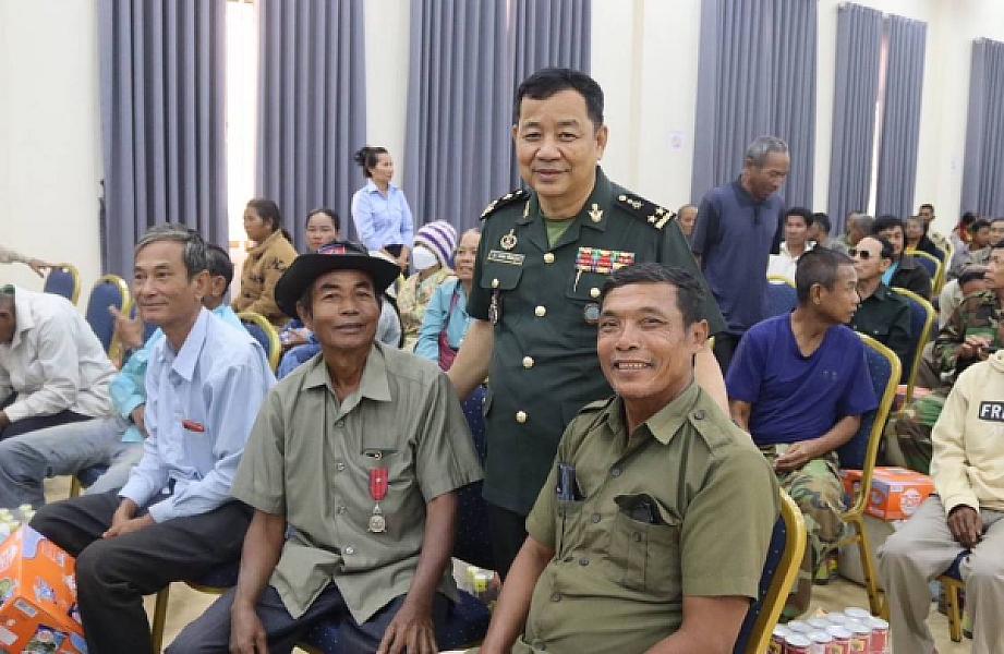 លោកឧត្តមសេនីយ៍ទោ សាន គឹម អឿន បានសហការជាមួយមន្ទីរសង្គមកិច្ចខេត្ត រៀបចំប្រារព្ធទិវាអតីយុទ្ធជន - Image 3