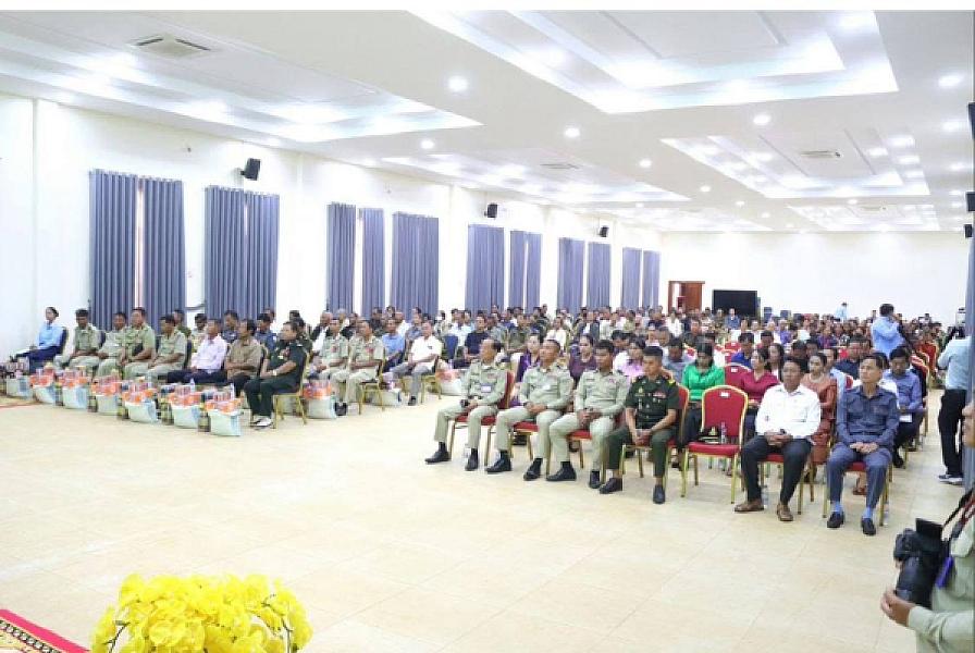 លោកឧត្តមសេនីយ៍ទោ សាន គឹម អឿន បានសហការជាមួយមន្ទីរសង្គមកិច្ចខេត្ត រៀបចំប្រារព្ធទិវាអតីយុទ្ធជន - Image 4