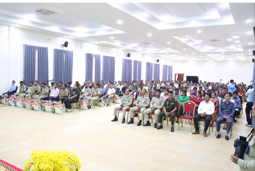 លោកឧត្តមសេនីយ៍ទោ សាន គឹម អឿន បានសហការជាមួយមន្ទីរសង្គមកិច្ចខេត្ត រៀបចំប្រារព្ធទិវាអតីយុទ្ធជន - Image 4