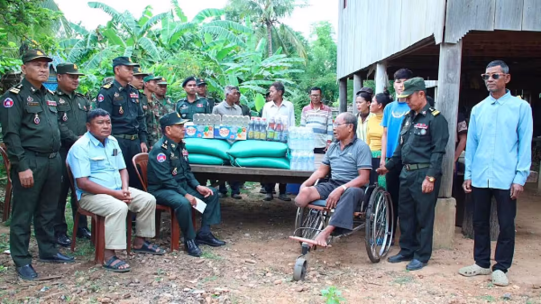 អ.ន.ក.ខេត្តកំពង់ធំ នាំយករទេះរុញ និងអំណោយជូនអតីតយុទ្ធជនពិការ - Image 2