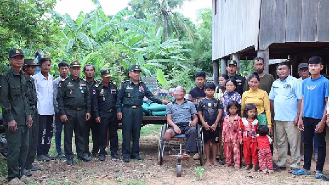 អ.ន.ក.ខេត្តកំពង់ធំ នាំយករទេះរុញ និងអំណោយជូនអតីតយុទ្ធជនពិការ - Image 5