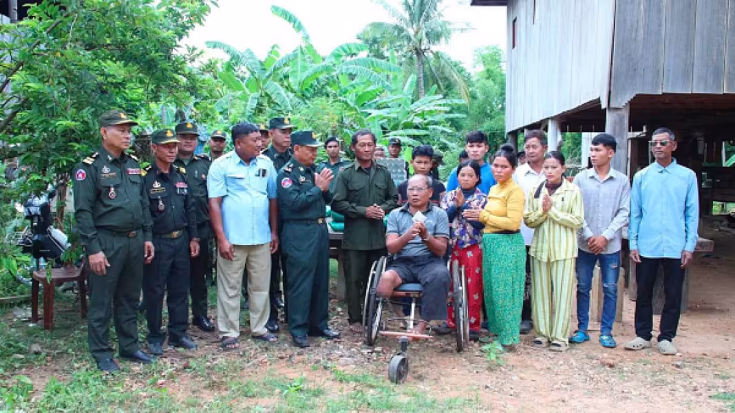 អ.ន.ក.ខេត្តកំពង់ធំ នាំយករទេះរុញ និងអំណោយជូនអតីតយុទ្ធជនពិការ - Image 10