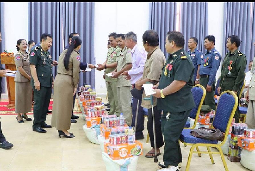 លោកឧត្តមសេនីយ៍ទោ សាន គឹម អឿន បានសហការជាមួយមន្ទីរសង្គមកិច្ចខេត្ត រៀបចំប្រារព្ធទិវាអតីយុទ្ធជន - Image 7