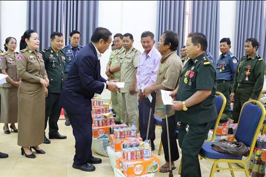 លោកឧត្តមសេនីយ៍ទោ សាន គឹម អឿន បានសហការជាមួយមន្ទីរសង្គមកិច្ចខេត្ត រៀបចំប្រារព្ធទិវាអតីយុទ្ធជន - Image 8