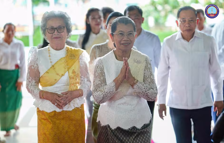 សម្តេច ម៉ែន សំអន អញ្ជើញ ថ្វាយ-ប្រគេន សៀវភៅ «ពុទ្ធិកវិទ្យាល័យព្រះសុរាម្រឹត ១១១ឆ្នាំ» ចំនួន ២៥០០ក្បាល និងទេយ្យទានជូនគណៈសង្ឃមហានិកាយនៅវត្តបទុមវត្តីរាជវរារាម