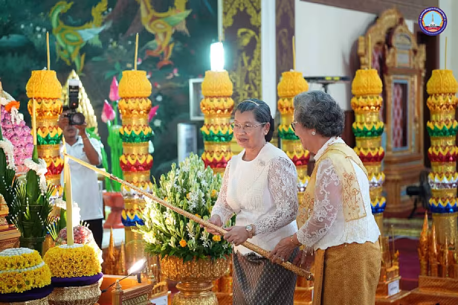 សម្តេច ម៉ែន សំអន អញ្ជើញ ថ្វាយ-ប្រគេន សៀវភៅ «ពុទ្ធិកវិទ្យាល័យព្រះសុរាម្រឹត ១១១ឆ្នាំ» ចំនួន ២៥០០ក្បាល និងទេយ្យទានជូនគណៈសង្ឃមហានិកាយនៅវត្តបទុមវត្តីរាជវរារាម - Image 2