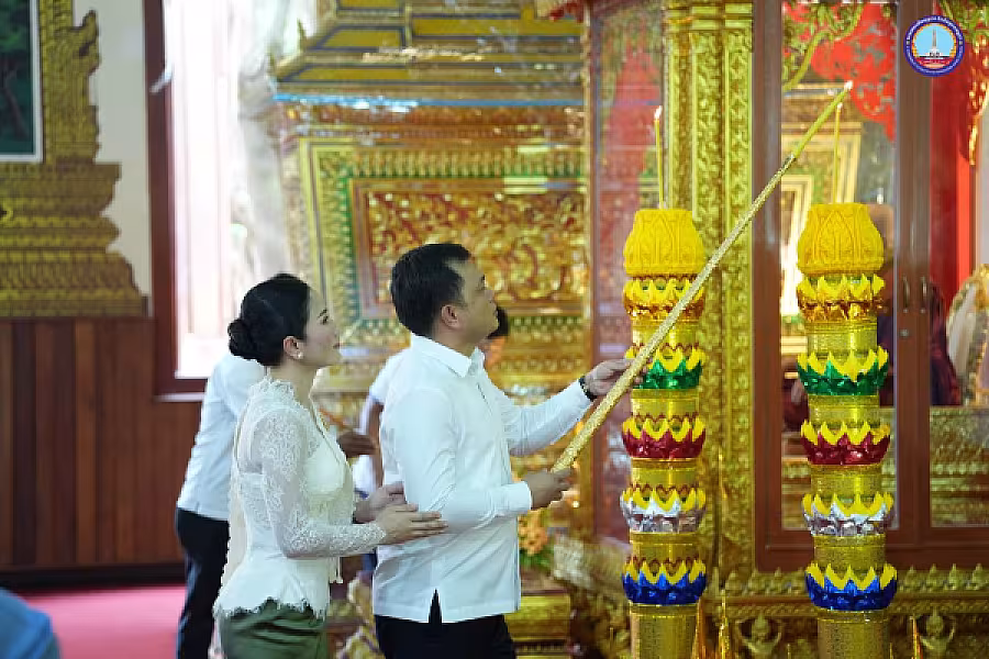 សម្តេច ម៉ែន សំអន អញ្ជើញ ថ្វាយ-ប្រគេន សៀវភៅ «ពុទ្ធិកវិទ្យាល័យព្រះសុរាម្រឹត ១១១ឆ្នាំ» ចំនួន ២៥០០ក្បាល និងទេយ្យទានជូនគណៈសង្ឃមហានិកាយនៅវត្តបទុមវត្តីរាជវរារាម - Image 3