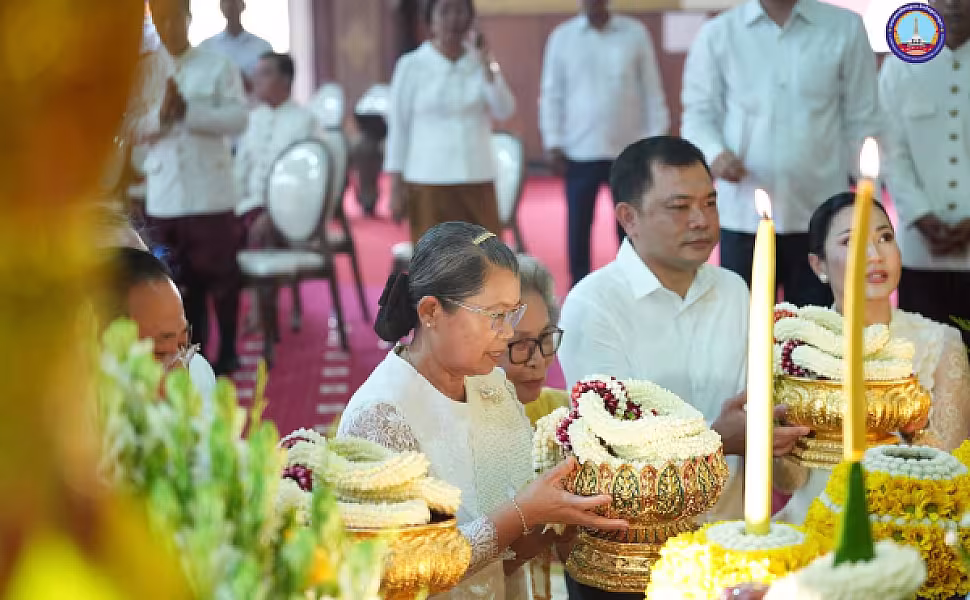សម្តេច ម៉ែន សំអន អញ្ជើញ ថ្វាយ-ប្រគេន សៀវភៅ «ពុទ្ធិកវិទ្យាល័យព្រះសុរាម្រឹត ១១១ឆ្នាំ» ចំនួន ២៥០០ក្បាល និងទេយ្យទានជូនគណៈសង្ឃមហានិកាយនៅវត្តបទុមវត្តីរាជវរារាម - Image 4