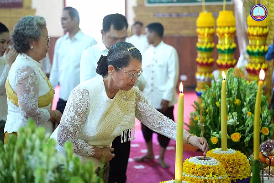 សម្តេច ម៉ែន សំអន អញ្ជើញ ថ្វាយ-ប្រគេន សៀវភៅ «ពុទ្ធិកវិទ្យាល័យព្រះសុរាម្រឹត ១១១ឆ្នាំ» ចំនួន ២៥០០ក្បាល និងទេយ្យទានជូនគណៈសង្ឃមហានិកាយនៅវត្តបទុមវត្តីរាជវរារាម - Image 5