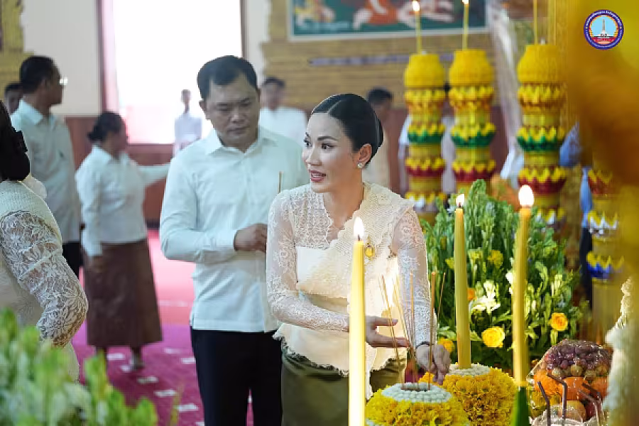 សម្តេច ម៉ែន សំអន អញ្ជើញ ថ្វាយ-ប្រគេន សៀវភៅ «ពុទ្ធិកវិទ្យាល័យព្រះសុរាម្រឹត ១១១ឆ្នាំ» ចំនួន ២៥០០ក្បាល និងទេយ្យទានជូនគណៈសង្ឃមហានិកាយនៅវត្តបទុមវត្តីរាជវរារាម - Image 6
