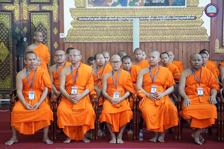 សម្តេច ម៉ែន សំអន អញ្ជើញ ថ្វាយ-ប្រគេន សៀវភៅ «ពុទ្ធិកវិទ្យាល័យព្រះសុរាម្រឹត ១១១ឆ្នាំ» ចំនួន ២៥០០ក្បាល និងទេយ្យទានជូនគណៈសង្ឃមហានិកាយនៅវត្តបទុមវត្តីរាជវរារាម - Image 8