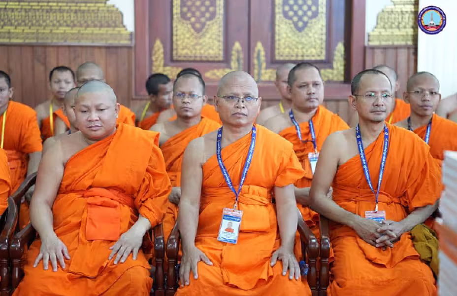 សម្តេច ម៉ែន សំអន អញ្ជើញ ថ្វាយ-ប្រគេន សៀវភៅ «ពុទ្ធិកវិទ្យាល័យព្រះសុរាម្រឹត ១១១ឆ្នាំ» ចំនួន ២៥០០ក្បាល និងទេយ្យទានជូនគណៈសង្ឃមហានិកាយនៅវត្តបទុមវត្តីរាជវរារាម - Image 9