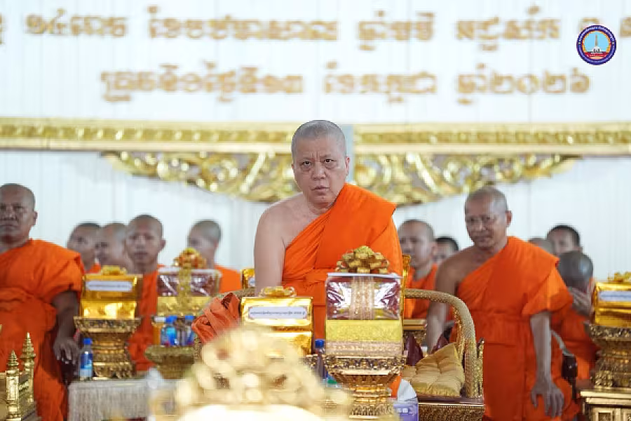 សម្តេច ម៉ែន សំអន អញ្ជើញ ថ្វាយ-ប្រគេន សៀវភៅ «ពុទ្ធិកវិទ្យាល័យព្រះសុរាម្រឹត ១១១ឆ្នាំ» ចំនួន ២៥០០ក្បាល និងទេយ្យទានជូនគណៈសង្ឃមហានិកាយនៅវត្តបទុមវត្តីរាជវរារាម - Image 11
