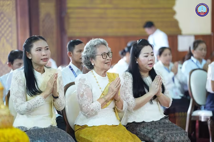 សម្តេច ម៉ែន សំអន អញ្ជើញ ថ្វាយ-ប្រគេន សៀវភៅ «ពុទ្ធិកវិទ្យាល័យព្រះសុរាម្រឹត ១១១ឆ្នាំ» ចំនួន ២៥០០ក្បាល និងទេយ្យទានជូនគណៈសង្ឃមហានិកាយនៅវត្តបទុមវត្តីរាជវរារាម - Image 12