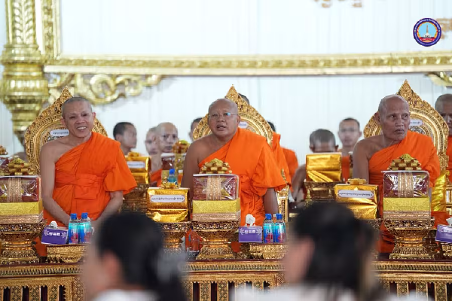សម្តេច ម៉ែន សំអន អញ្ជើញ ថ្វាយ-ប្រគេន សៀវភៅ «ពុទ្ធិកវិទ្យាល័យព្រះសុរាម្រឹត ១១១ឆ្នាំ» ចំនួន ២៥០០ក្បាល និងទេយ្យទានជូនគណៈសង្ឃមហានិកាយនៅវត្តបទុមវត្តីរាជវរារាម - Image 18