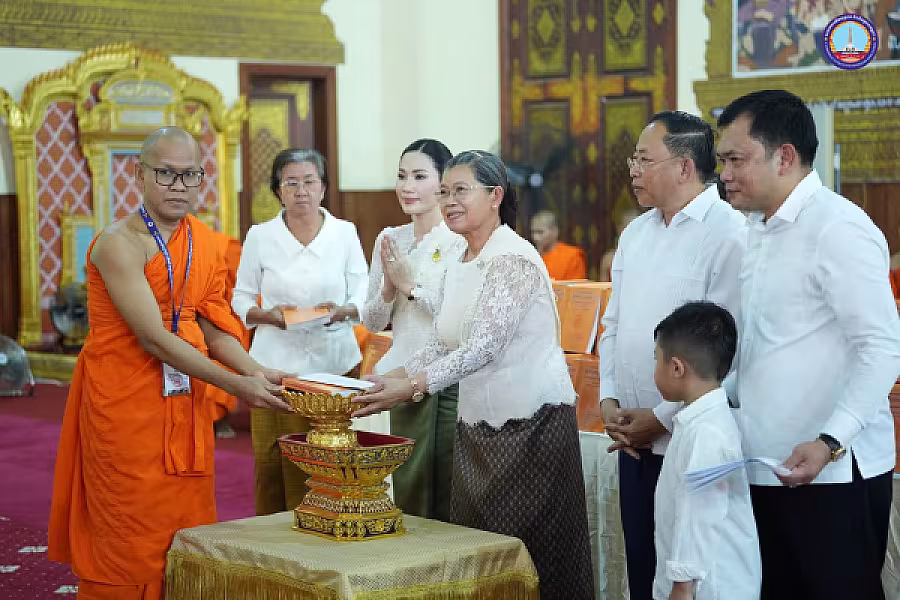 សម្តេច ម៉ែន សំអន អញ្ជើញ ថ្វាយ-ប្រគេន សៀវភៅ «ពុទ្ធិកវិទ្យាល័យព្រះសុរាម្រឹត ១១១ឆ្នាំ» ចំនួន ២៥០០ក្បាល និងទេយ្យទានជូនគណៈសង្ឃមហានិកាយនៅវត្តបទុមវត្តីរាជវរារាម - Image 21