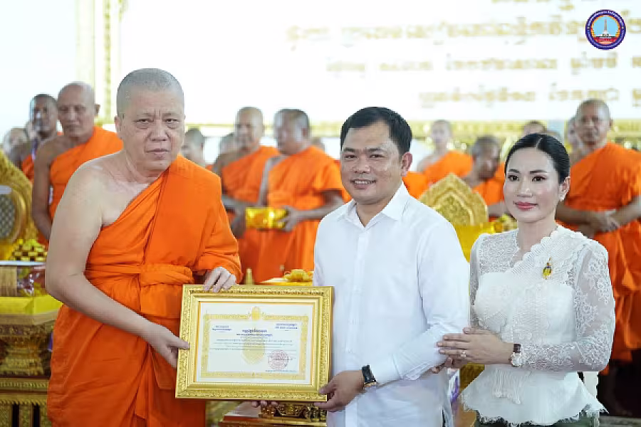 សម្តេច ម៉ែន សំអន អញ្ជើញ ថ្វាយ-ប្រគេន សៀវភៅ «ពុទ្ធិកវិទ្យាល័យព្រះសុរាម្រឹត ១១១ឆ្នាំ» ចំនួន ២៥០០ក្បាល និងទេយ្យទានជូនគណៈសង្ឃមហានិកាយនៅវត្តបទុមវត្តីរាជវរារាម - Image 22
